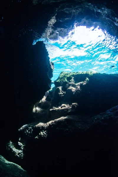 La luce del sole entra nella grotta — Foto Stock