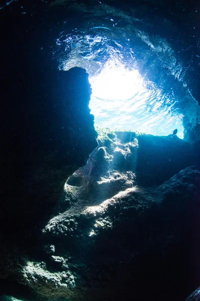 A luz do sol entra na caverna — Fotografia de Stock