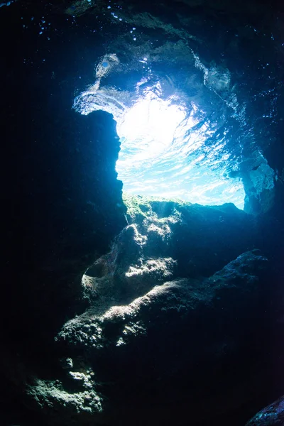 Солнечный свет входит в пещеру — стоковое фото