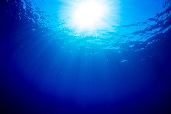 Água azul e luz solar — Fotografia de Stock