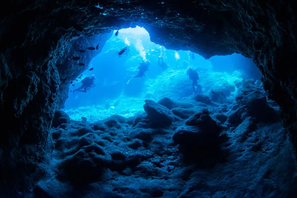 Подводная арка и солнечный свет — стоковое фото