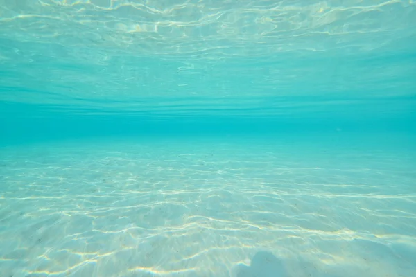 Bella acqua blu chiara natura — Foto Stock