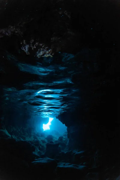 水中洞窟への日光の光線 — ストック写真