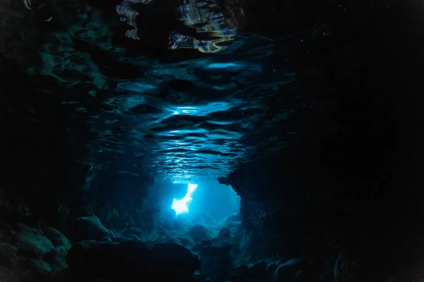 Promienie Słońca Podwodnej Jaskini — Zdjęcie stockowe