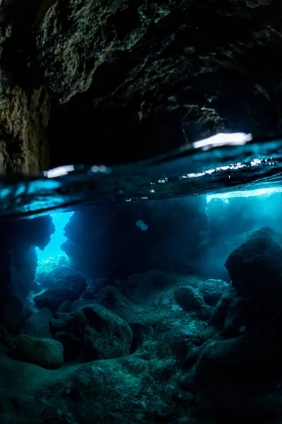 Raios Luz Solar Caverna Subaquática — Fotografia de Stock