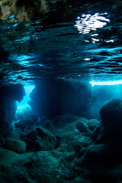 Rayos Luz Solar Cueva Submarina —  Fotos de Stock