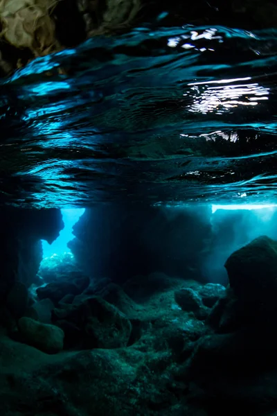 Raios Luz Solar Caverna Subaquática — Fotografia de Stock