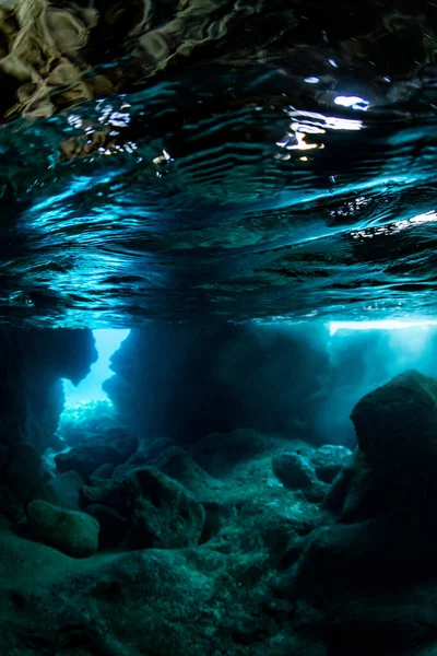 Raios Luz Solar Caverna Subaquática — Fotografia de Stock