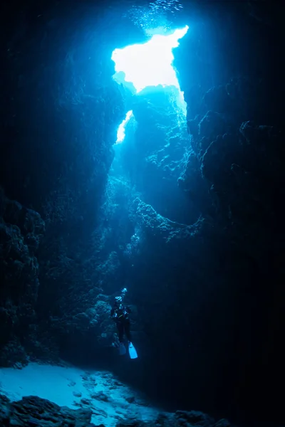 Sonnenstrahlen Die Unterwasserhöhle — Stockfoto