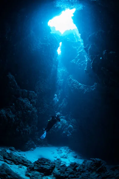 Raios Luz Solar Caverna Subaquática — Fotografia de Stock