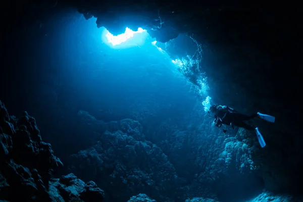 Sonnenstrahlen Die Unterwasserhöhle — Stockfoto