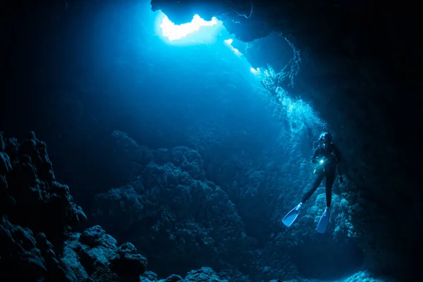Rayos Luz Solar Cueva Submarina —  Fotos de Stock