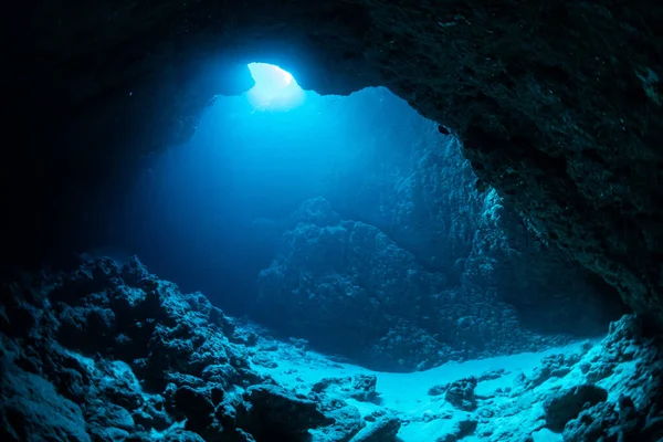 Лучи Солнечного Света Подводную Пещеру — стоковое фото