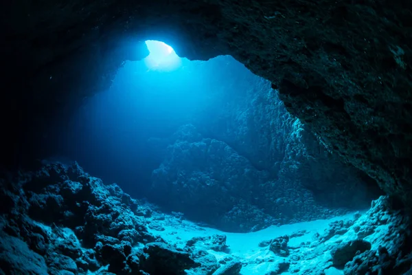 Raggi Luce Solare Nella Grotta Sottomarina — Foto Stock