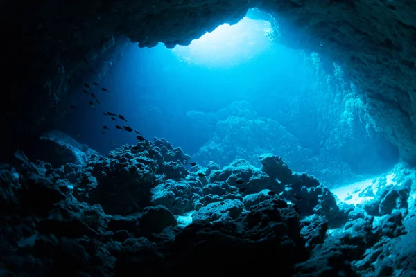 水中洞窟への日光の光線 — ストック写真