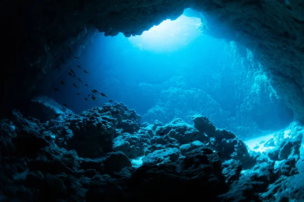 Sonnenstrahlen Die Unterwasserhöhle — Stockfoto