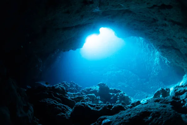 Sonnenstrahlen Die Unterwasserhöhle — Stockfoto