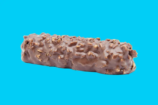 Renkli bir arka plan üzerinde izole fıstık Crunch bar.