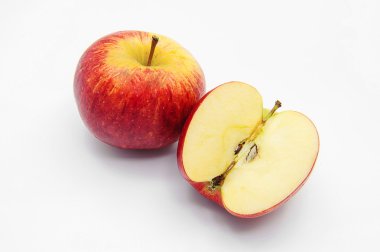 Kırmızı elma ile gölge.