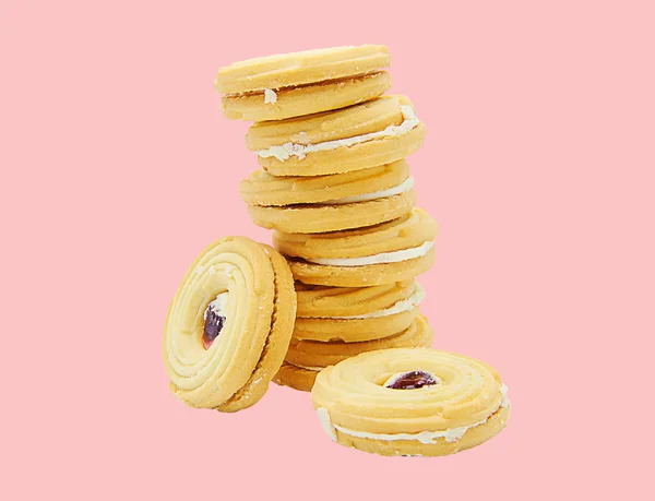 Pliki cookie z wanilia krem na białym tle na białym tle. — Zdjęcie stockowe