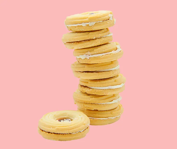 Soubory cookie s vanilkovým krémem izolovaných na bílém pozadí. — Stock fotografie