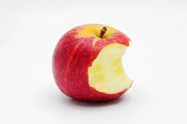 그림자와 함께 빨간 물린된 사과. 스톡 사진