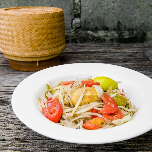 Papaya salade (Som tum Thai) op een houten tafel. — Stockfoto