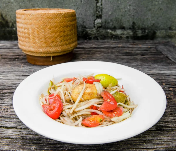 Papaya Salad (Som tum Thai) on a wood table. — Stock Photo, Image