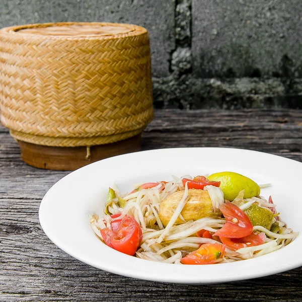 Salada de mamão (Som tum Thai) em uma mesa de madeira . — Fotografia de Stock