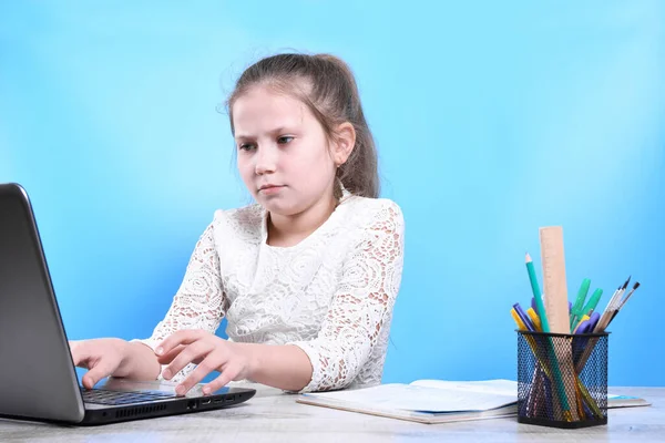 インターネットの概念 学校でラップトップPcを持つ小さな学生の女の子隔離された学習 — ストック写真