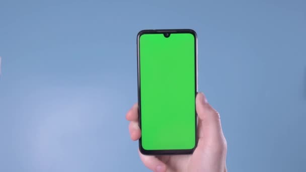 Mannens Hand Håller Mobiltelefon Och Rullar Sveper Höger Med Vertikal — Stockvideo