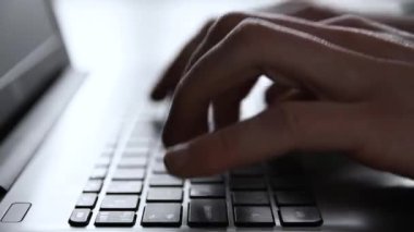 İş adamı el tipi, dizüstü bilgisayarda daktilo, tablet bilgisayarda çalışma. İnsan eli tuş tahtasının üzerinde. Ofisteki adam daha derleyici bilgisayar kullanıyor..