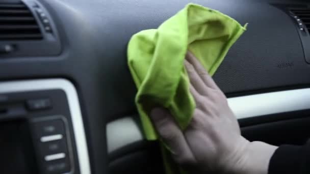 Autoreinigung Ein Mann Handschuhen Putzt Die Scheinwerfer Des Autos Und — Stockvideo