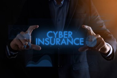 İş adamı elleri CYBER INSURANCE yazısını tutuyor. Arka planda farklı grafikler var. Otomasyon teknolojisi kavramı..