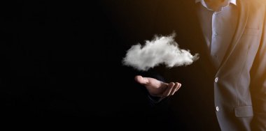 İş adamı el ele tutuşuyor. Bulut hesaplama konsepti, eli bulutlu genç iş adamına yaklaşıyor. Bulut servisi kavramı.