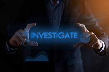İş adamı el ele tutuşup arkaplanda farklı grafiklerle INVESTIGATE yazısını tutuyor. Otomasyon teknolojisi kavramı.