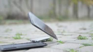 Akıllı telefonlar, cep telefonlarını yere bırakın. Ekranı kırın ve hasar verin. kaza sigorta teknolojisi, onarım ve bakım.