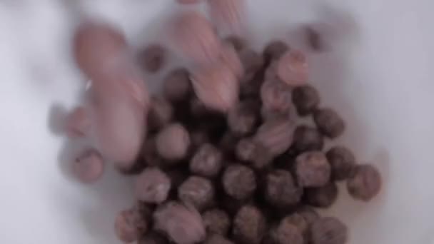 Schokoladenflocken Schokolade Müsliflocken Zum Frühstück Eine Schüssel Auf Blauem Hintergrund — Stockvideo