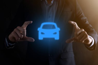 Araba ikonu tutan adamın dijital bileşimi. Araba sigortası ve araba servisi konsepti. Bir jest ve araba ikonu sunan bir iş adamı