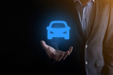 Araba ikonu tutan adamın dijital bileşimi. Araba sigortası ve araba servisi konsepti. Bir jest ve araba ikonu sunan bir iş adamı