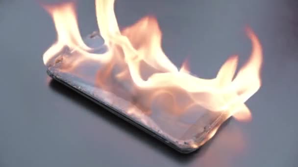 Telemóvel Explode Queima Explosão Telefone Celular Fogo Smart Phone Perigo — Vídeo de Stock