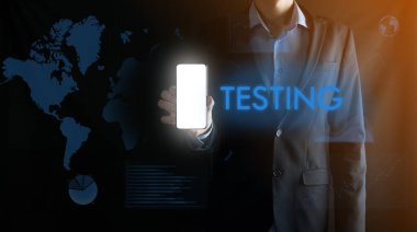 Beyaz ekranlı cep telefonu tutan bir iş adamı. Metin, yazıt kelimesi TESTING. İş dünyası, Teknoloji, İnternet ve ağ konsepti..