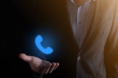 Siyah arka planda takım elbiseli iş adamı telefon ikonu. İş İletişim Destek Merkezi Müşteri Hizmetleri Teknolojisi Konseptini Ara.