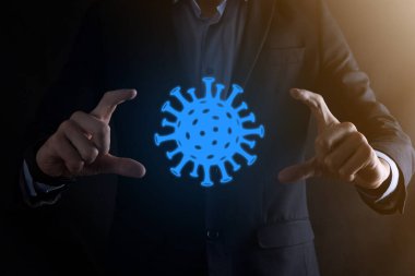 İş adamı, elinde COVID-19 solunum sendromu Coronavirus ve Roman Coronavirus 2019-nCoV 'un soyut virüs modeli olan bir adam var..