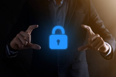 Siber güvenlik ağı. Asma kilit simgesi ve internet teknolojisi ağı. Sanal arayüzde veri kişisel bilgilerini koruyan bir iş adamı. Veri koruma gizlilik kavramı. GDPR. AB.