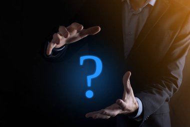 İş adamı el ele tutuşma arayüzü soru işaretleri ağ işareti. İnternette soru sor, SSS konsepti, ne zaman, nerede, nasıl, internette bilgi ara.