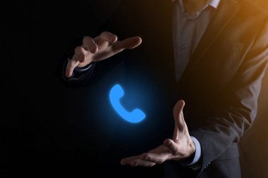 Siyah arka planda takım elbiseli bir iş adamı telefon ikonu. İş İletişim Destek Merkezi Müşteri Hizmetleri Teknolojisi Konseptini ara..