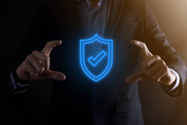 Güvenlik ağı güvenlik bilgisayarı bir iş adamının elinde. business, technology, siber güvenlik ve internet konsepti - iş adamı sanal ekranlardaki kalkan düğmesine basıyor.