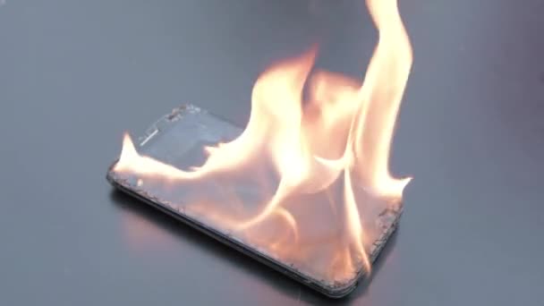 Telemóvel Explode Queima Explosão Telefone Celular Fogo Smart Phone Perigo — Vídeo de Stock