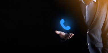Siyah arka planda takım elbiseli bir iş adamı telefon ikonu. İş İletişim Destek Merkezi Müşteri Hizmetleri Teknolojisi Konseptini ara..